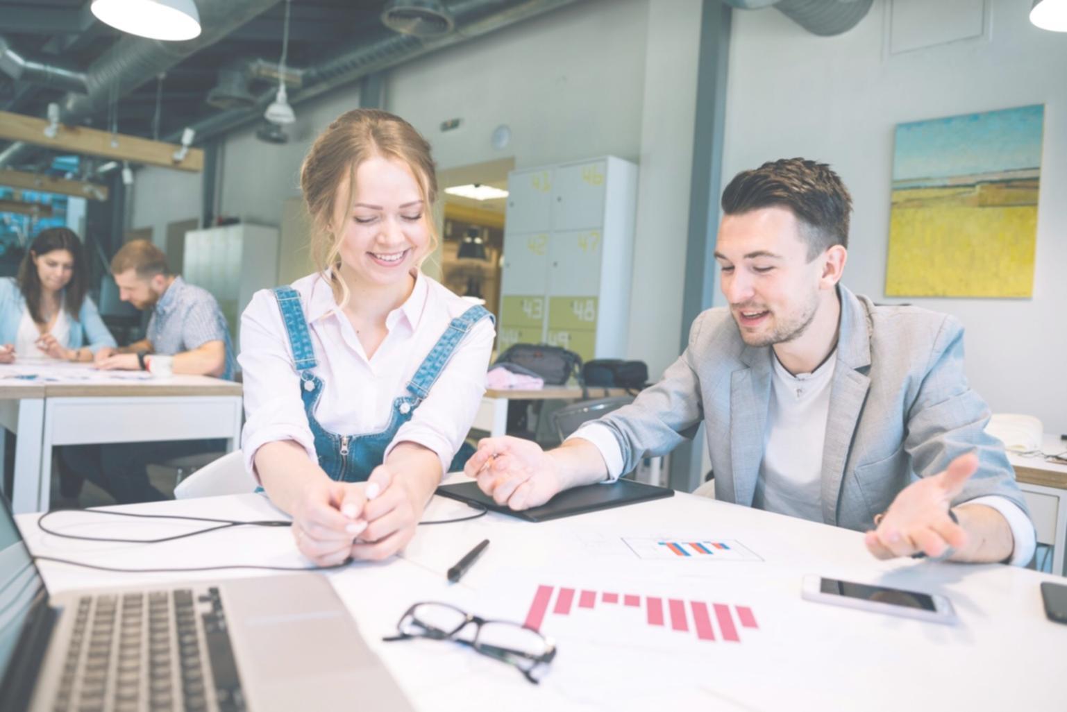 Teammitglieder bei der Planung von Bildungsinhalten